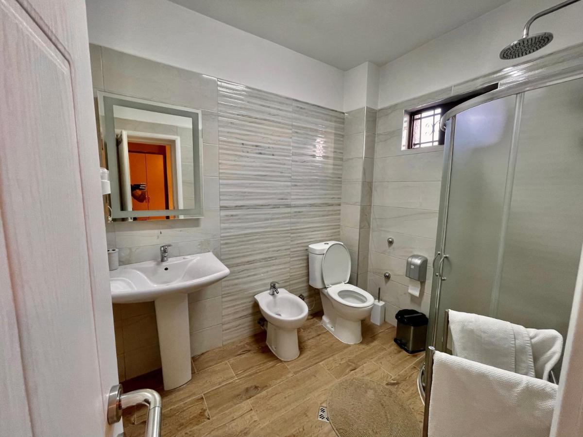 Vila Ada Hotel Тирана Экстерьер фото